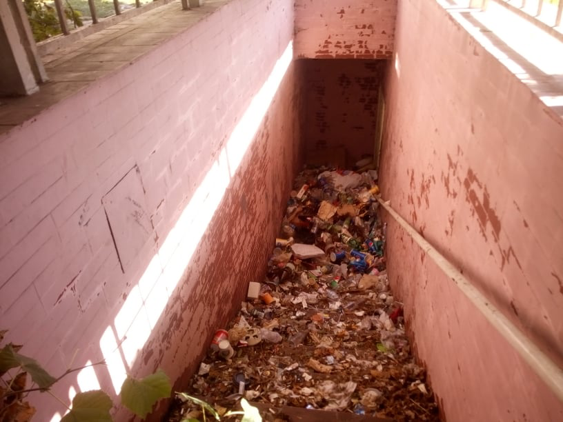 У Луцьку закидали сміттям «громадську вбиральню» у центрі міста (фото)