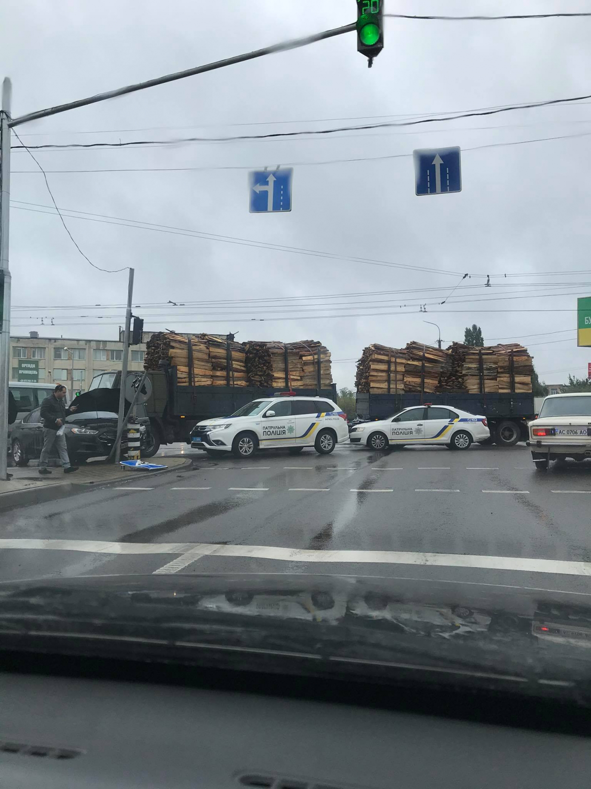 ДТП у Луцьку за участі лісовоза: рух транспорту – ускладнений (ФОТО)