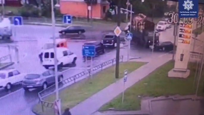 У Луцьку «КамАЗ» не пропустив «форд», через що той в’їхав у світлофор (відео)