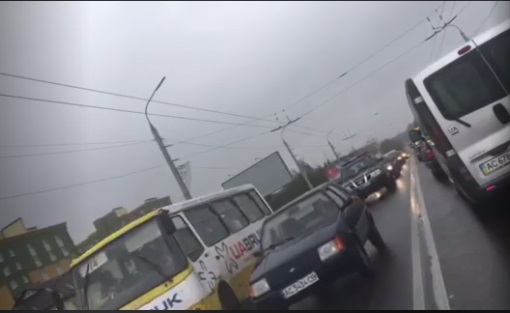 На шляхопроводі біля «Там Таму» автомобілі застрягли у заторі (відео)