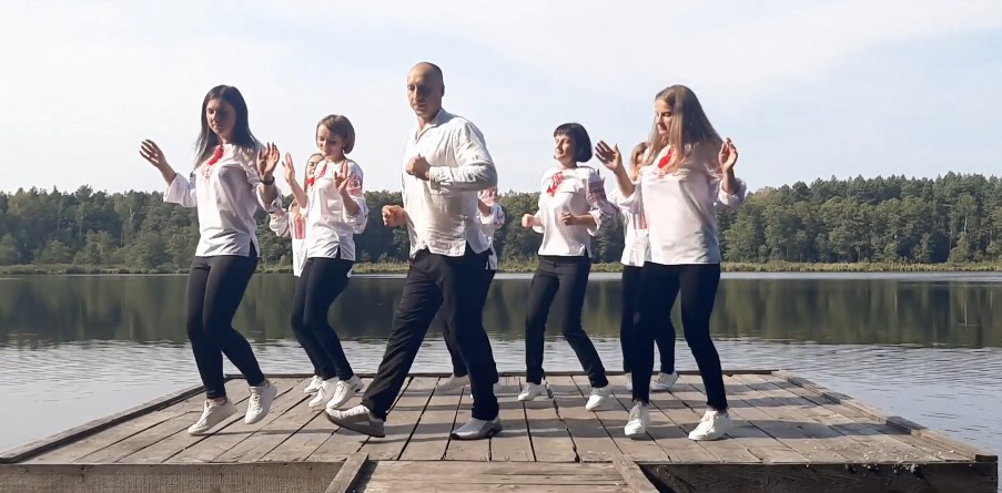 Волинські вчителі привітали колег запальним танцем (відео)