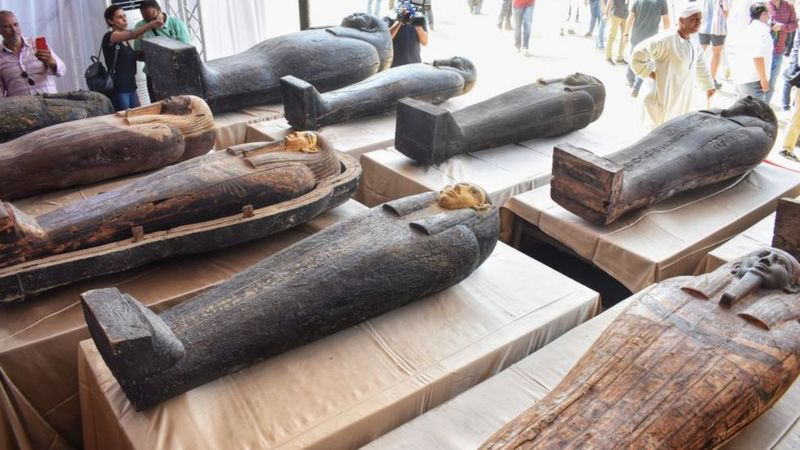 В Єгипті знайшли 59 цілих саркофагів з муміями (фото)