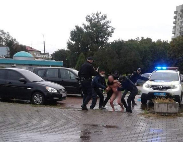 Голого чоловіка у Луцьку ловила поліція (фото)