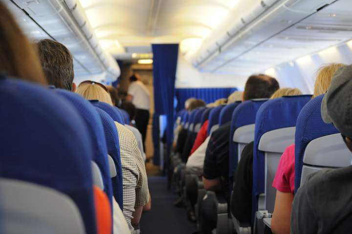 МАУ забороняє респіратори на рейсах: маска – обов'язкова