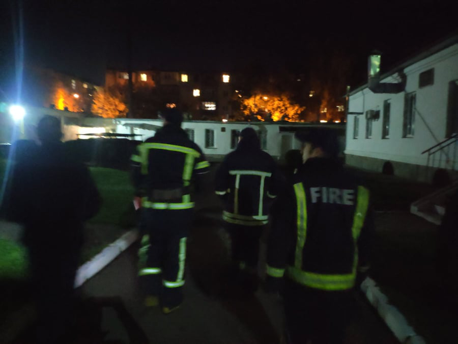 Вночі на території пологового будинку в Луцьку тренувалися рятувальники (фото)
