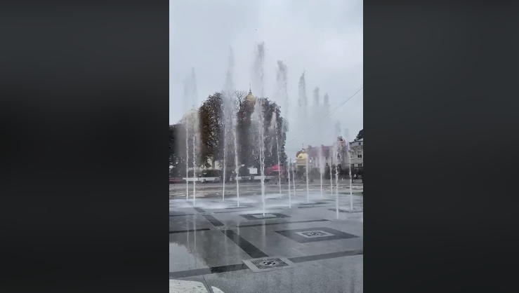У центрі Луцька запустили в тестовому режимі фонтан (ВІДЕО)
