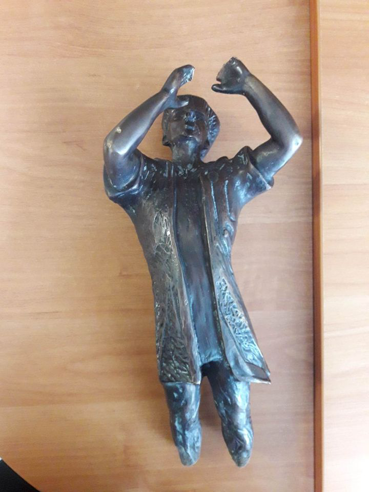 Відбиті руки і без ніг: знайшли скульптуру викраденого в Луцьку кликуна (фото)