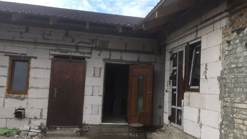Пожежа в Рожищі: родини погорільців майже пів року відбудовують житло (відео)