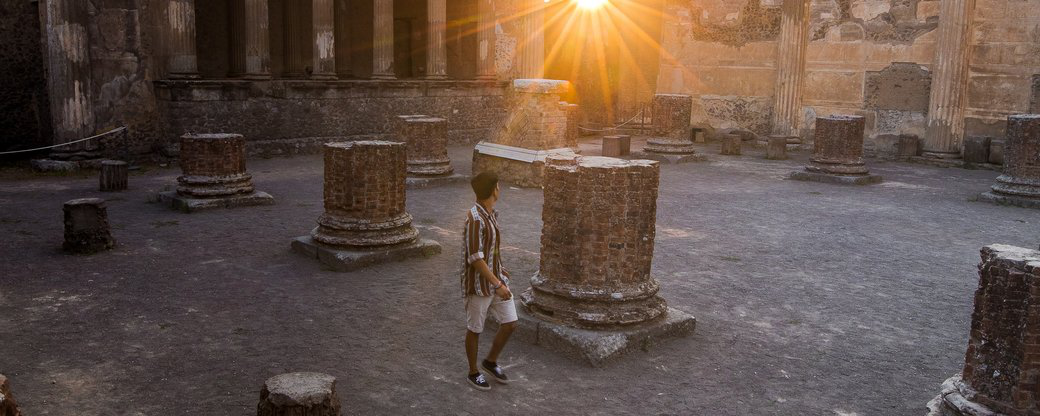 Бо «прокляті»: туристка повернула викрадені з Помпеїв артефакти