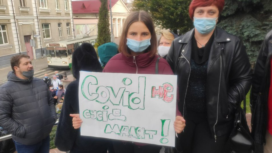 Луцькі лікарі протестують проти перетворення пологового на коронавірусний шпиталь (фото)