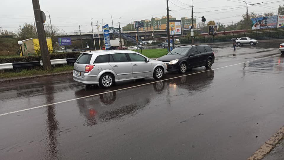 У Луцьку водій порушив ПДР, бо закінчився бензин (фото)
