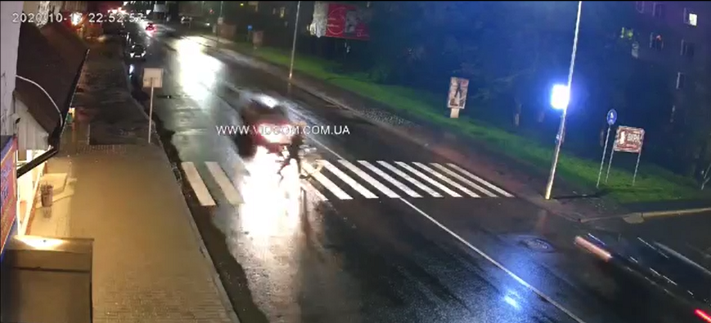 Відлетів на кілька метрів: у Володимирі-Волинському збили велосипедиста (відео)