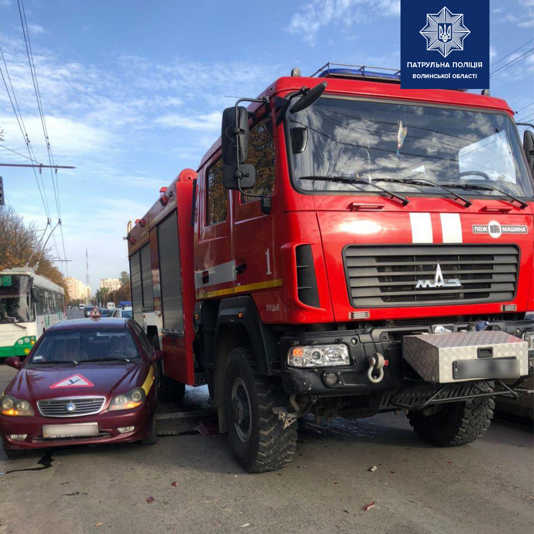 У Луцьку «фольксваген» не пропустив пожежників, а ті врізалися у навчальне авто