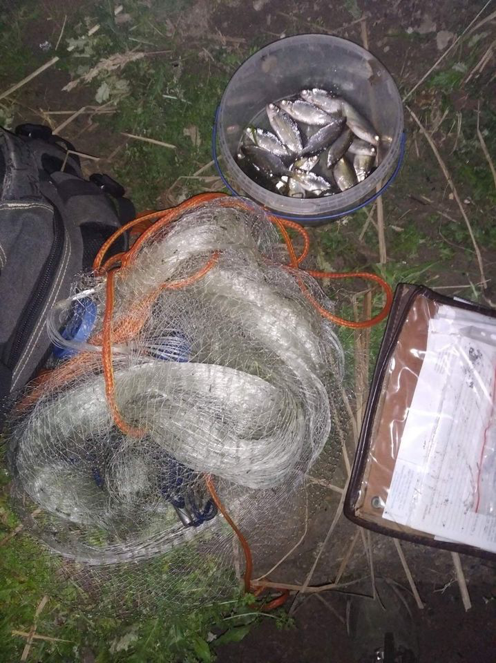 Наловив риби й раків: у Нововолинську виявили браконьєра з сіткою (фото)