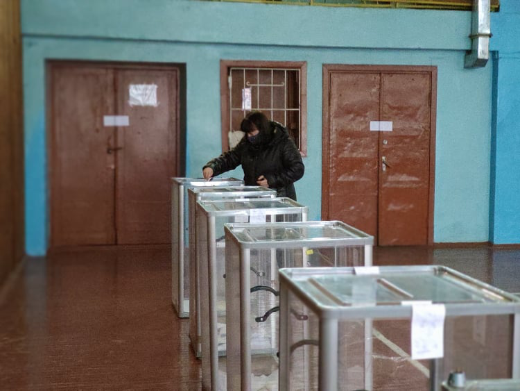 Як голосують лучани: явка виборців станом на 13:00 годину (відео)