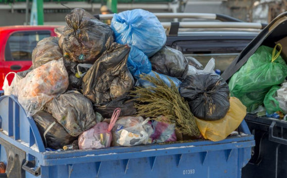 Лучанину загрожує серйозний штраф за підкидання сміття сусідам (відео)