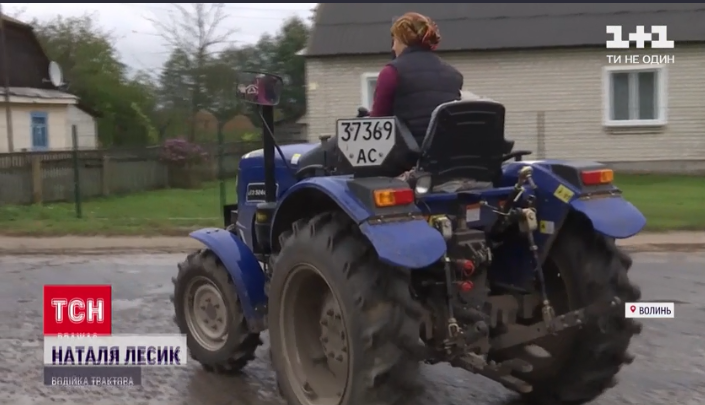 Поки чоловіки на заробітках, волинські жінки працюють трактористками (відео)