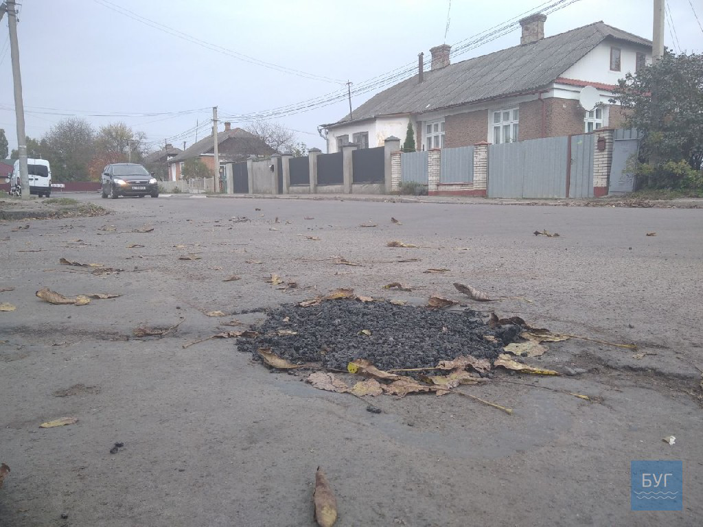 Власними силами: у Володимирі водії «потурбувалися» про ямковий ремонт вулиці