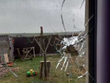 У вікно будинку під Луцьком влучила куля: його мешканка звинувачує нацгвардійців