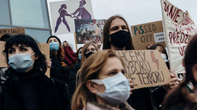 У Польщі близько 100 тисяч людей вийшли на марш протесту через заборону абортів