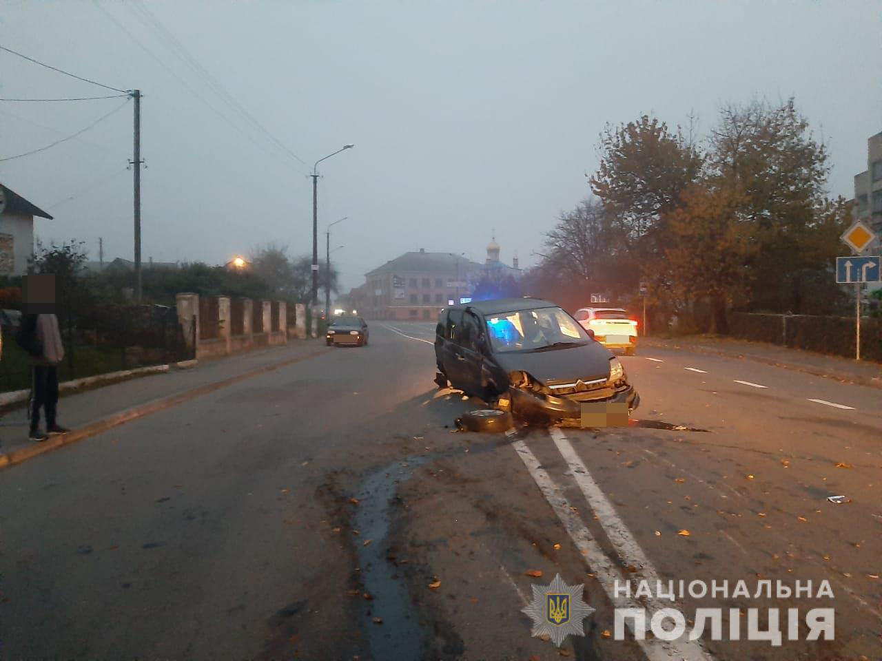 Аварія на Волині: з автомобіля, який виїхав на тротуар, випала пасажирка (фото)