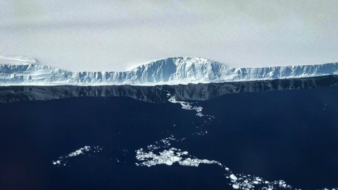 Один з найбільших айсбергів світу насувається на острів в Атлантиці