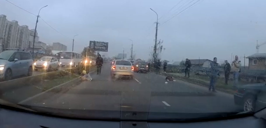На Карпенка-Карого в Луцьку авто збило двох школярок? (відео)