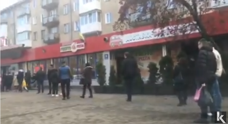 На проспекті Грушевського у Луцьку –  величезна черга у магазин (відео)