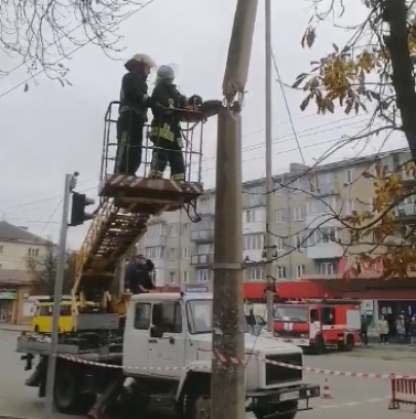 Небезпечну електроопору на Грушевського в Луцьку демонтували (фото, відео))