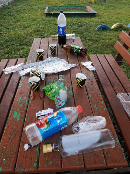 Купа сміття: на території  дитячого садка на Волині невідомі розпивали спиртні напої