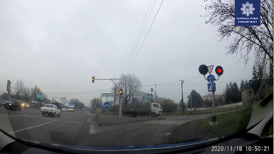 За кілька секунд до зіткнення:  у Луцьку вантажівка перетнула залізничний переїзд перед локомотивом (відео)