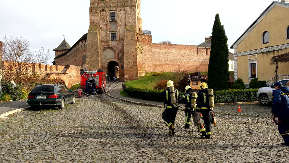 Пожежники біля Луцького замку: пояснили, що там відбувалося (фото, відео)