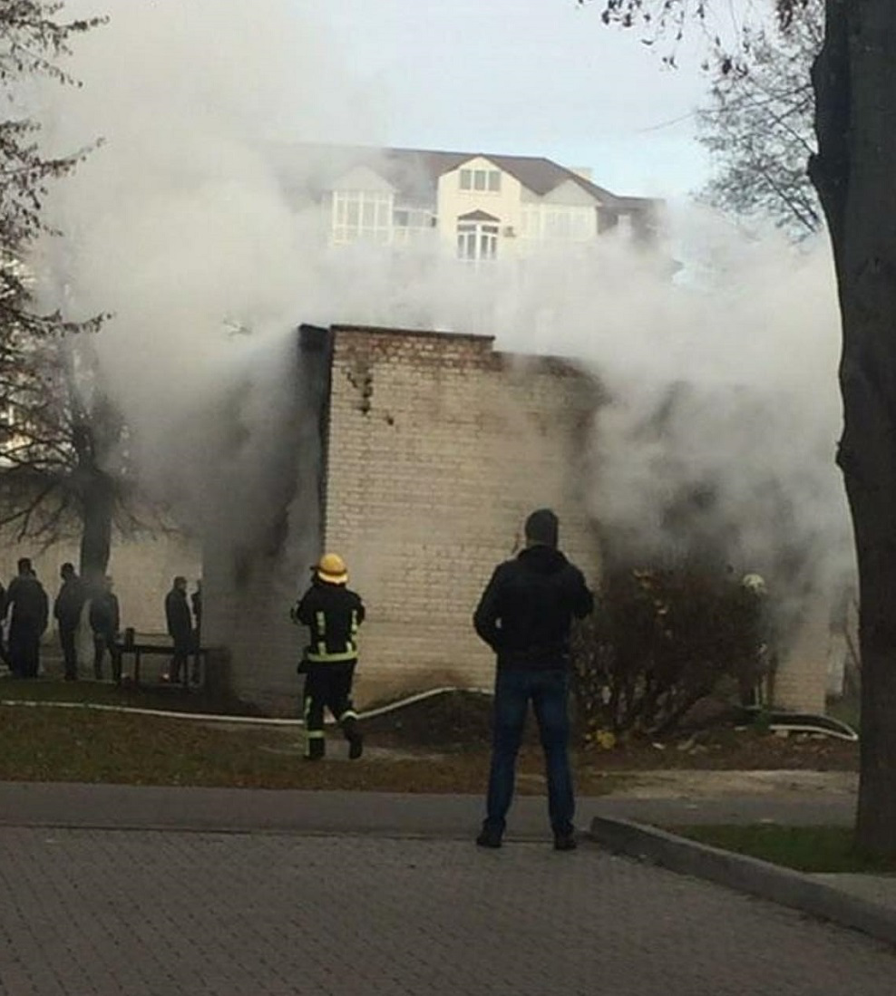 У Луцьку на території дитячої лікарні сталася пожежа (фото, оновлено)