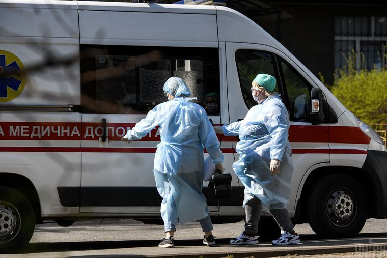 З початку пандемії коронавірусу в Україні звільнилося близько 34 тисячі медиків, – Степанов
