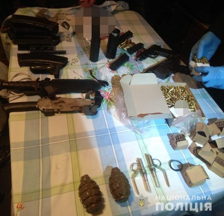 Пістолети, гранати, набої: у лучанина знайшли арсенал зброї (фото)