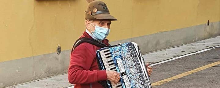 Італієць щодня грав для дружини на акордеоні під вікнами лікарні
