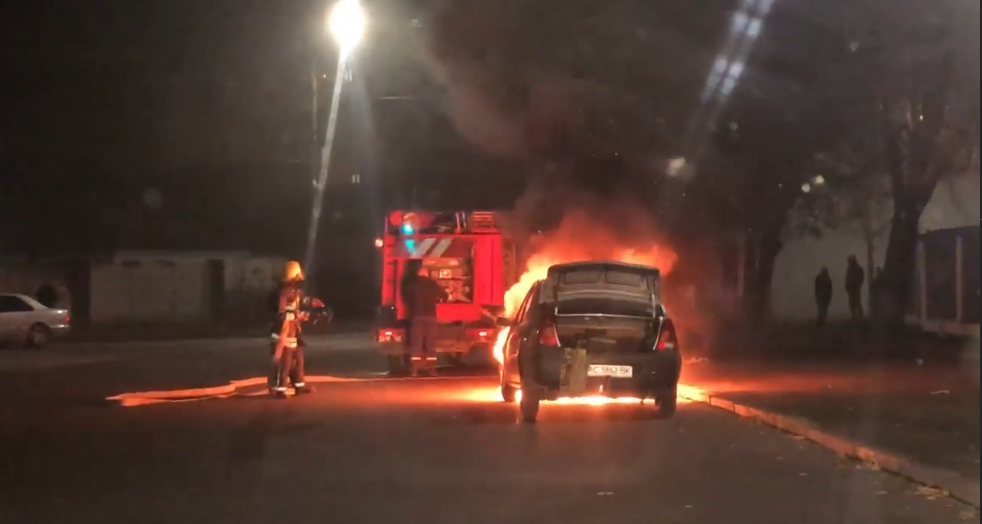 У Луцьку вщент згоріла автівка (відео)