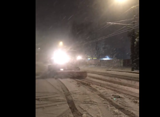 Вночі зі снігом у Луцьку боролися 17 одиниць техніки (відео)