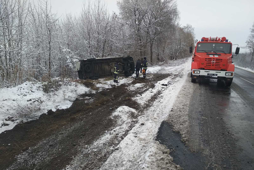 На Волині рятувальники витягнули два автомобілі з кюветів (фото)
