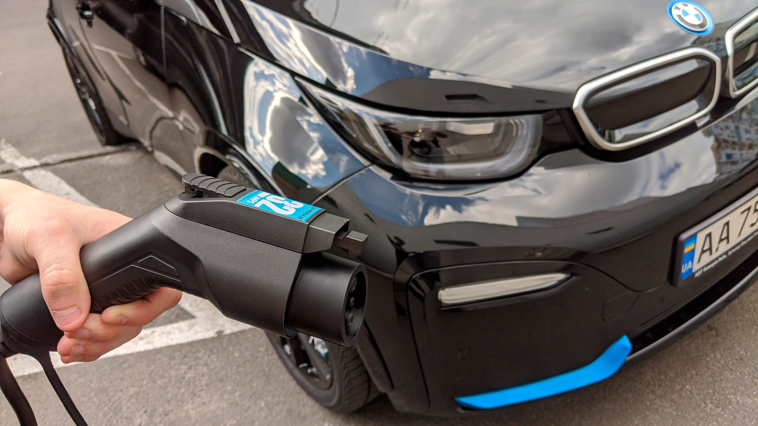 BMW розробляє універсальний зарядний кабель для електрокарів