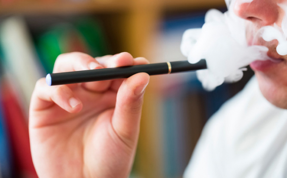 Рада заборонила продаж електронних сигарет неповнолітнім