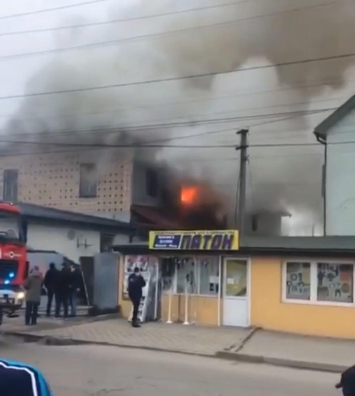 У Ковелі –  масштабна пожежа: горить дах кафе (відео)