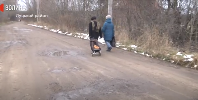 Немає транспорту: волинські дачники долають пішки п'ять кілометрів (відео)