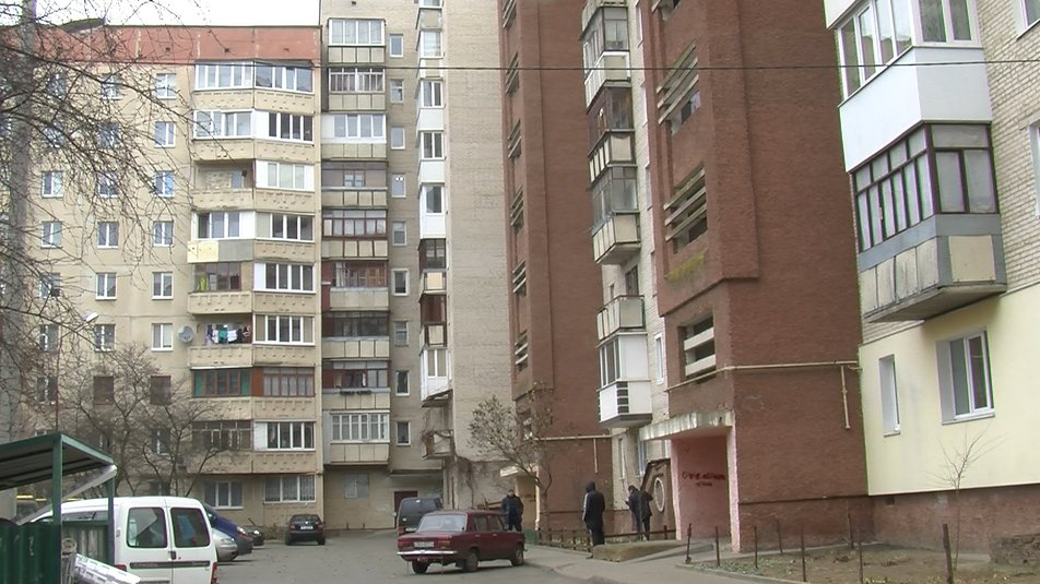 В куртках у квартирі: багатоповерхівка в Луцьку вже цілий місяць без тепла (відео)