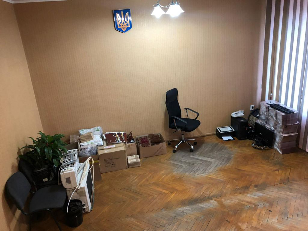 «Не забирав», – ексзаступник мера Нововолинська пояснив, де поділися меблі з кабінету