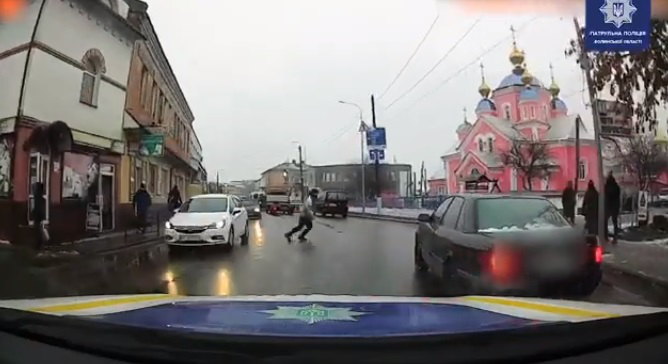 У Ковелі чоловік перед патрульними перебіг дорогу – його наздогнали й покарали (відео)