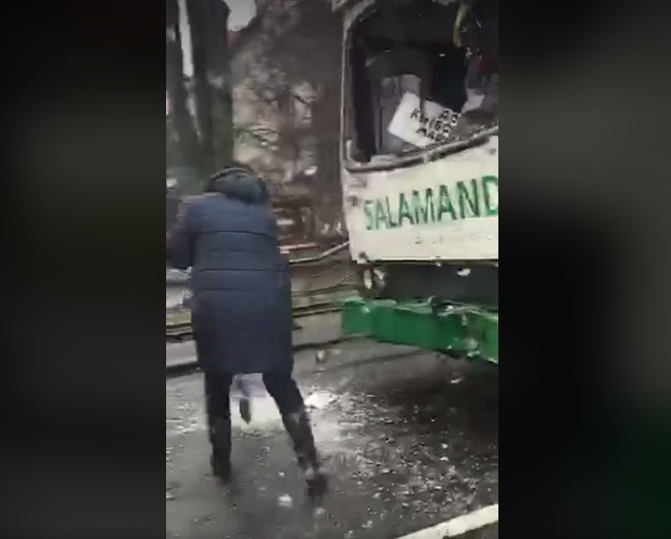 У Луцьку – аварія за участі тролейбуса: з дороги збирають друзки (відео)