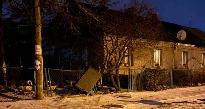 Поліція вилучила «жигуль», який зніс телефонну будку і паркан у Ківерцях