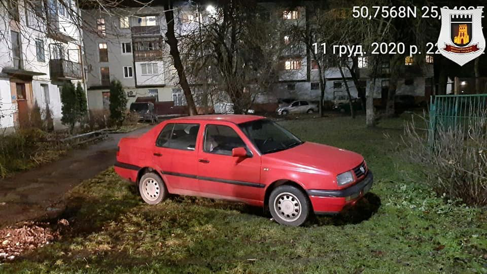 Ставили автівки на зелених зонах: у Луцьку спіймали чергових «паркохамів» (фото)