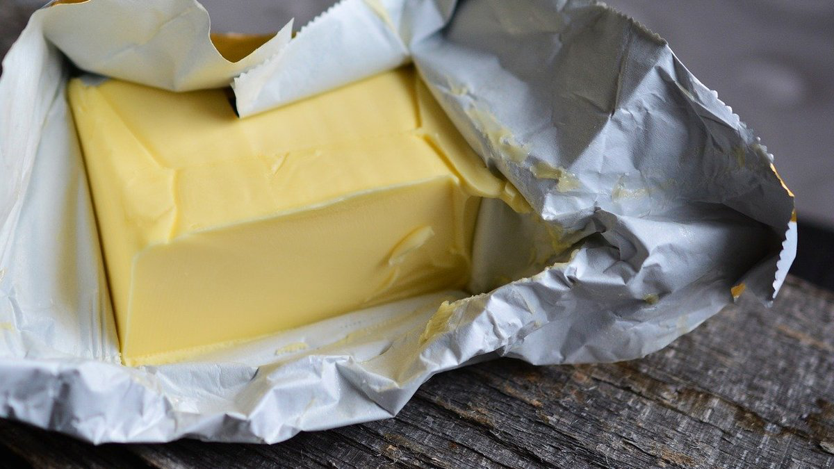 Виявили невідомі суміші: оштрафували шістьох виробників, які підробляли масло та сир